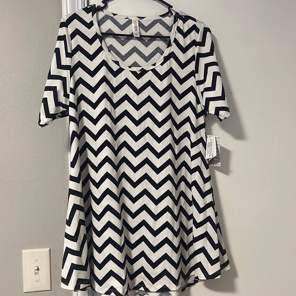 LuLaRoe Perfect T white with black zig zags Sz M NWT